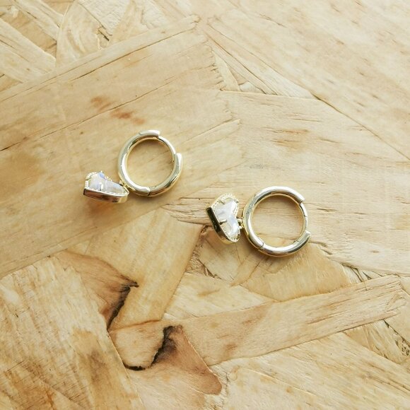 NEW | Kendra Scott Ari Heart Gold Dichroic Glass Earrings - Picture 3 of 5